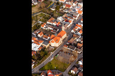 Vue aérienne de Église Saint-Sébastien au centre du village à le quartier Neuthard in Karlsdorf-Neuthard dans le département Bade-Wurtemberg, Allemagne