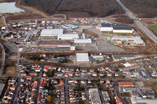 Vue aérienne de Zone industrielle sur l'autoroute à le quartier Karlsdorf in Karlsdorf-Neuthard dans le département Bade-Wurtemberg, Allemagne