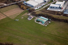 Vue aérienne de Piste avec zone de circulation de l'aéroport de l'aéroport Bruchsal à Bruchsal dans le département Bade-Wurtemberg, Allemagne