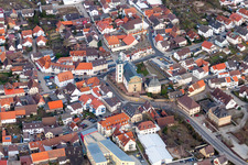 Vue aérienne de Église paroissiale de Saint-André à le quartier Ubstadt in Ubstadt-Weiher dans le département Bade-Wurtemberg, Allemagne