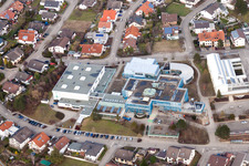 Vue aérienne de Terrain et complexe de bâtiments de l'école Alfred Delp School Center à le quartier Ubstadt in Ubstadt-Weiher dans le département Bade-Wurtemberg, Allemagne