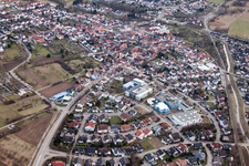 Vue aérienne de Centre culturel Alfred Delp et Bath à le quartier Ubstadt in Ubstadt-Weiher dans le département Bade-Wurtemberg, Allemagne