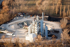 Vue aérienne de Centrale d'asphalte au piège à balles à Landau in der Pfalz dans le département Rhénanie-Palatinat, Allemagne