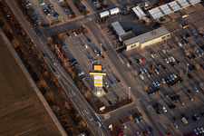 Vue aérienne de Parking du Hornbach à Bornheim dans le département Rhénanie-Palatinat, Allemagne