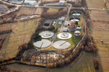 Vue aérienne de Usine de traitement des eaux usées à le quartier Offenbach in Offenbach an der Queich dans le département Rhénanie-Palatinat, Allemagne