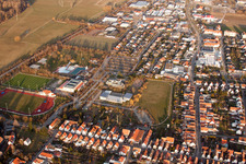Vue aérienne de Terrains de sport au Queichtalbad à le quartier Offenbach in Offenbach an der Queich dans le département Rhénanie-Palatinat, Allemagne