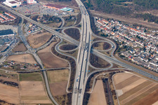 Vue aérienne de Itinéraire et voies le long de l'autoroute - sortie et accès de la BAB A6 à la B36 à Schwetzingen dans le département Bade-Wurtemberg, Allemagne