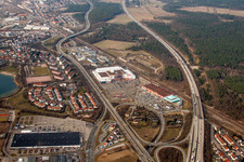 Vue aérienne de Zone industrielle et implantation d'entreprises Möbel Höffner et Hornbach Schwetzingen à Schwetzingen dans le département Bade-Wurtemberg, Allemagne