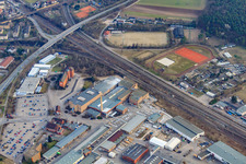 Vue aérienne de Zone industrielle avec KYOCERA Fineceramics Europe GmbH et Aliaxis Deutschland GmbH en face des terrains de sport de TV 1892 Friedrichsfeld, Riding and Driving Club Mannheim- Friedrichsfeld eV et FC Germania à le quartier Friedrichsfeld in Mannheim dans le département Bade-Wurtemberg, Allemagne