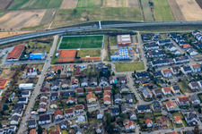 Vue aérienne de Terrains de sport à l'école primaire Hirschacker à Schwetzingen dans le département Bade-Wurtemberg, Allemagne