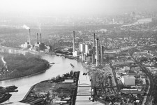 Vue aérienne de Grande centrale électrique dans la brume et installations portuaires sur les rives du Rhin dans le district de Neckarau à le quartier Rheinau in Mannheim dans le département Bade-Wurtemberg, Allemagne