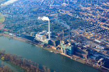 Vue aérienne de Chantier de construction de la nouvelle centrale électrique et des tours d'échappement de la centrale de cogénération GKM Bloc 6 à le quartier Neckarau in Mannheim dans le département Bade-Wurtemberg, Allemagne