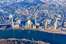 Vue oblique de Chantier de construction de la nouvelle centrale électrique et des tours d'échappement de la centrale de cogénération GKM Bloc 6 à le quartier Neckarau in Mannheim dans le département Bade-Wurtemberg, Allemagne