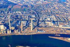 Chantier de construction de la nouvelle centrale électrique et des tours d'échappement de la centrale de cogénération GKM Bloc 6 à le quartier Neckarau in Mannheim dans le département Bade-Wurtemberg, Allemagne d'en haut