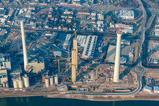 Vue oblique de Chantier de construction de la nouvelle centrale électrique et des tours d'échappement de la centrale de cogénération GKM Block 6 dans le district de Neckarau à le quartier Rheinau in Mannheim dans le département Bade-Wurtemberg, Allemagne