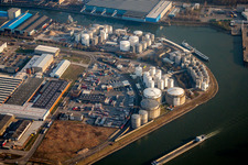 Vue aérienne de Quais et postes d'amarrage de navires au bassin portuaire du port intérieur de Rheinauhafen sur le Rhin avec HOYER GmbH Internationale Fachfreighter à le quartier Rheinau in Mannheim dans le département Bade-Wurtemberg, Allemagne