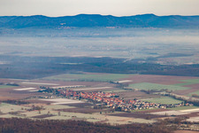 Erlenbach bei Kandel dans le département Rhénanie-Palatinat, Allemagne du point de vue du drone