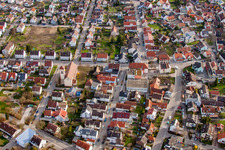 Vue aérienne de Markgrafenstr à le quartier Neuburgweier in Rheinstetten dans le département Bade-Wurtemberg, Allemagne