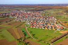 Vue aérienne de Vue de la ville depuis l'est à Au am Rhein dans le département Bade-Wurtemberg, Allemagne