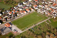 Vue aérienne de Terrain de sport à le quartier Illingen in Elchesheim-Illingen dans le département Bade-Wurtemberg, Allemagne