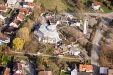 Vue aérienne de Clocher et toit de l'église à le quartier Illingen in Elchesheim-Illingen dans le département Bade-Wurtemberg, Allemagne