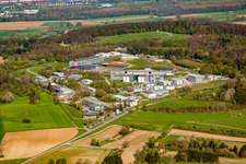 Vue aérienne de Institut Fraunhofer de technologie chimique (ICT) à le quartier Berghausen in Pfinztal dans le département Bade-Wurtemberg, Allemagne