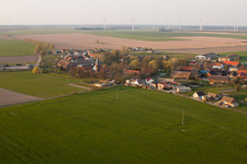 Vue aérienne de Bâtiments d'église en Borgisdorf à le quartier Borgisdorf in Niederer Fläming dans le département Brandebourg, Allemagne