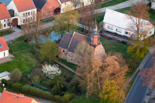 Vue aérienne de Bâtiment d'église au centre du village à le quartier Werbig in Niederer Fläming dans le département Brandebourg, Allemagne