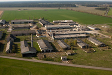 Vue aérienne de Ruines et vestiges des fondations de bâtiments agricoles abandonnés à le quartier Ahlsdorf in Schönewalde dans le département Brandebourg, Allemagne
