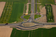 Vue aérienne de Le nouveau rond-point menant à la zone industrielle de Horst à le quartier Minderslachen in Kandel dans le département Rhénanie-Palatinat, Allemagne