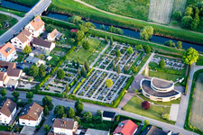 Vue aérienne de Cimetière à le quartier Neuburg in Neuburg am Rhein dans le département Rhénanie-Palatinat, Allemagne