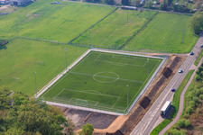 Vue aérienne de Nouveau terrain en gazon synthétique à le quartier Minderslachen in Kandel dans le département Rhénanie-Palatinat, Allemagne