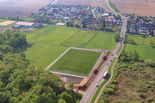 Vue aérienne de Nouveau terrain en gazon synthétique à le quartier Minderslachen in Kandel dans le département Rhénanie-Palatinat, Allemagne