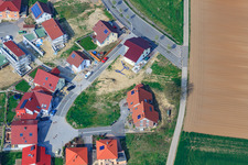 Nouveaux bâtiments sur Höhenweg à Kandel dans le département Rhénanie-Palatinat, Allemagne du point de vue du drone
