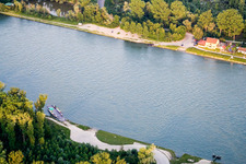 Vue aérienne de Ferry du Rhin à Neuburgweier à le quartier Neuburg in Neuburg am Rhein dans le département Rhénanie-Palatinat, Allemagne