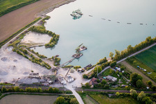 Vue aérienne de Étang de carrière à le quartier Neuburg in Neuburg am Rhein dans le département Rhénanie-Palatinat, Allemagne