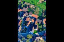 Vue d'oiseau de Kleinsteinbacher Straße à le quartier Stupferich in Karlsruhe dans le département Bade-Wurtemberg, Allemagne