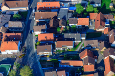 Kleinsteinbacher Straße à le quartier Stupferich in Karlsruhe dans le département Bade-Wurtemberg, Allemagne d'un drone