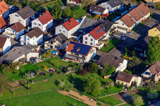 Enzianstr à le quartier Stupferich in Karlsruhe dans le département Bade-Wurtemberg, Allemagne vue du ciel