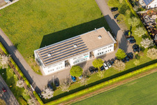 Vue aérienne de Immeuble de bureaux du bâtiment administratif et commercial de LEITWERK AG à Stupferich à le quartier Stupferich in Karlsruhe dans le département Bade-Wurtemberg, Allemagne
