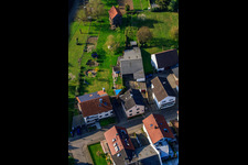 Enzianstr à le quartier Stupferich in Karlsruhe dans le département Bade-Wurtemberg, Allemagne du point de vue du drone