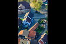 Vue d'oiseau de Kleinsteinbacher Straße à le quartier Stupferich in Karlsruhe dans le département Bade-Wurtemberg, Allemagne