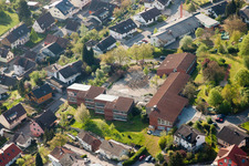 Vue aérienne de École primaire à le quartier Kleinsteinbach in Pfinztal dans le département Bade-Wurtemberg, Allemagne