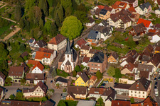 Vue aérienne de Paroisse protestante à le quartier Söllingen in Pfinztal dans le département Bade-Wurtemberg, Allemagne