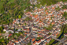 Vue aérienne de Rue principale à le quartier Söllingen in Pfinztal dans le département Bade-Wurtemberg, Allemagne