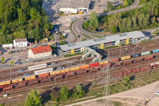 Vue aérienne de Itinéraire de voie et bâtiment de la gare Deutsche Bahn avec parking pour passagers à Wörth am Rhein dans le département Rhénanie-Palatinat, Allemagne