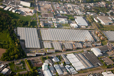 Entrepôt de pièces Daimler, entrepôt de verre Mercedes à Ettlingen dans le département Bade-Wurtemberg, Allemagne d'en haut