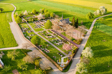 Vue aérienne de Cimetière à Völkersbach à le quartier Völkersbach in Malsch dans le département Bade-Wurtemberg, Allemagne