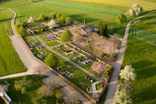 Vue aérienne de Cimetière à le quartier Völkersbach in Malsch dans le département Bade-Wurtemberg, Allemagne