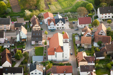 Vue aérienne de Église du Sacré-Cœur à le quartier Würmersheim in Durmersheim dans le département Bade-Wurtemberg, Allemagne